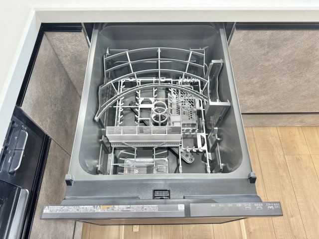 中野町2期のキッチン|キッチンには食洗機が備わっており忙しい時間などは時間短縮ができちゃいます！