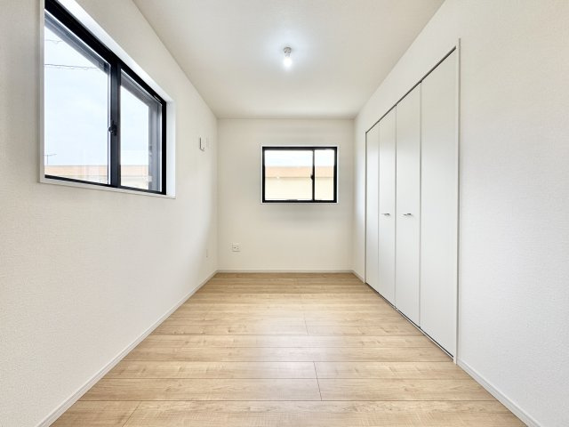 中野町2期の居間・リビング|キッチンの向かい側にあるちょっとしたスペースで在宅ワークなどができちゃいますよ。