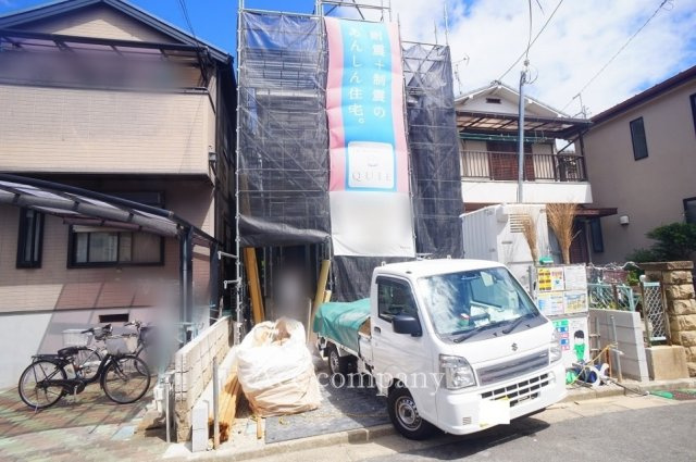 【外観】 | 八尾市二俣1丁目 | 【駅歩4分♪並列駐車2台可能！2階建て♪南向き☆防犯カメラ標準完備☆】ローン返済目安：月々約98301円（頭金0円、変動金利0.875％、返済期間40年、ボーナス払い無しで試算しています）