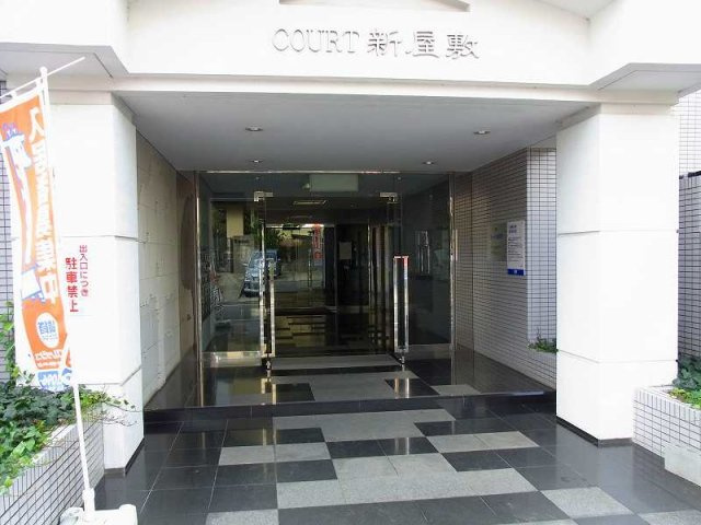 コート新屋敷のエントランス