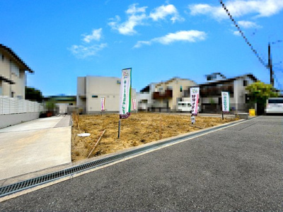 【前面道路含む現地写真】 | マイタウン刀根山プレミアム◇◆全2区画◇◆モデルハウス◇◆ | 【現地写真】
現地前面道路、約5ｍです♪
省エネ基準適合住宅！
耐震等級3級！
宅配ボックス標準装備！