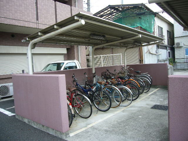 カーサ・グランデ生麦のその他共用部分|屋根付き駐輪スペース付き♪