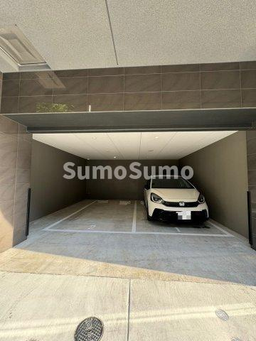 セレニテ難波グランデノールの駐車場