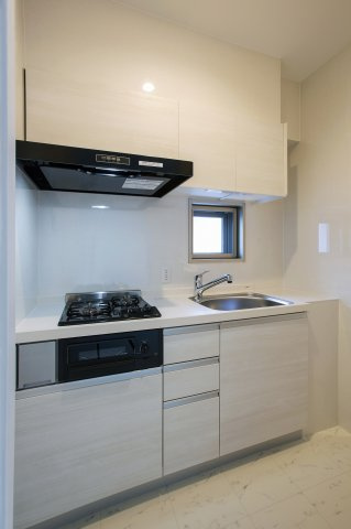 ジラソーレのキッチン|※2階同一タイプの写真です。建具の色は変わる可能性があります。