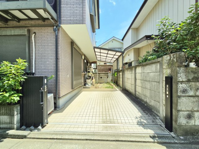 練馬区西大泉4丁目の駐車場|お車2台駐車可能(車種制限あり)
ゆったりとしたカースペースがありお車の他にも自転車やバイク置き場としてもお使いいただけます
ガーデニングやお子様のプールなどでお楽しみいただくのも良いですね♪♪