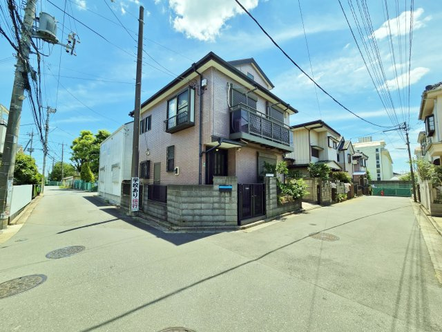 練馬区西大泉4丁目の前面道路含む現地写真|北側約4.0ｍ公道×西側約4.5ｍ位置指定道路
開放的な角地に面した整形地
車の往来も少なく安心の立地です