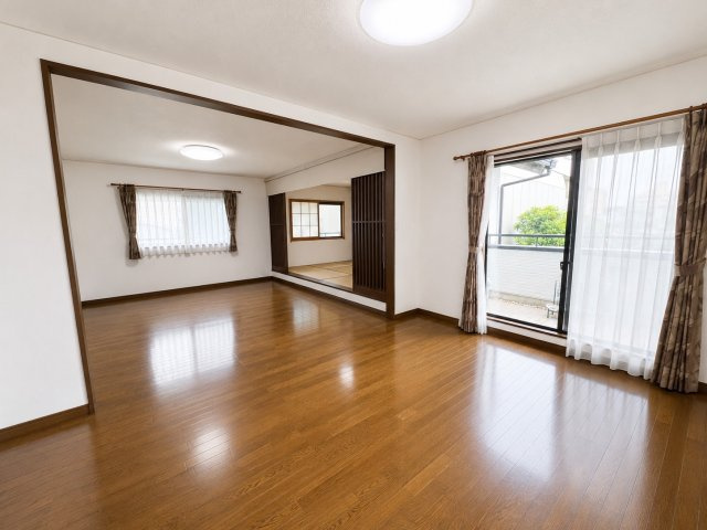 親王塚町 戸建の居間・リビング|※掲載の室内写真は、AI加工により家具・小物を消去したものです。現況を優先します。