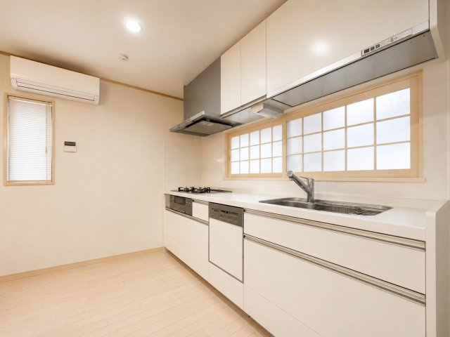 親王塚町 戸建のキッチン|※掲載の室内写真は、AI加工により家具・小物を消去したものです。現況を優先します。