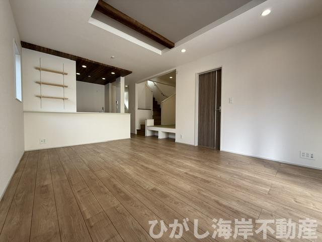 茅ヶ崎市高田2丁目　新築戸建　の居間・リビング|23帖　折上天井付LDK