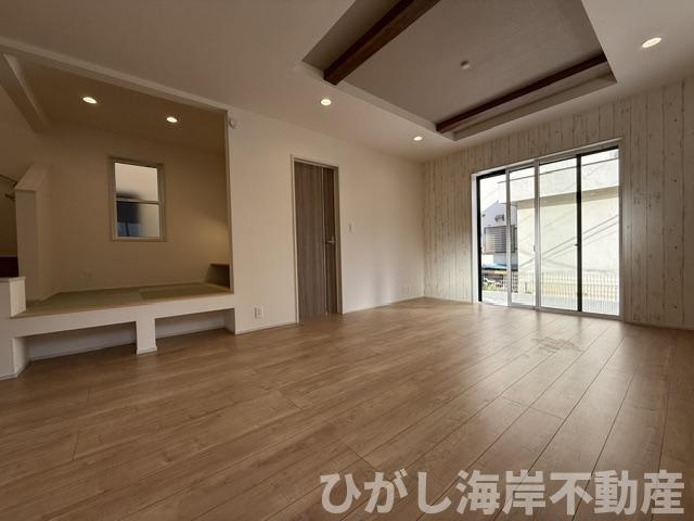 茅ヶ崎市高田2丁目　新築戸建　の居間・リビング|23帖　折上天井付LDK