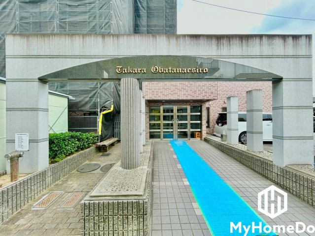 宝マンション小幡苗代のエントランス|駅まで平坦】夜でも明るく見通しの良いルートで、毎日の帰宅も安心
