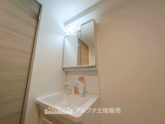 ベルコート東中神の独立洗面台|【Wash Basin】
◆独立洗面台◆洗髪洗面化粧台を備えた洗面スペース。朝の身支度から帰宅後の手洗いまで、日々の生活を支えてくれます。
