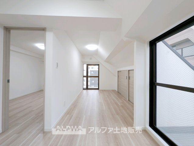 ベルコート東中神の洋室|【Western-style Room】
◆洋室◆約6帖の洋室は、ベッドやデスクなどを配置して寝室として使いやすい空間。クローゼットを備え、衣類の収納にも便利です。
