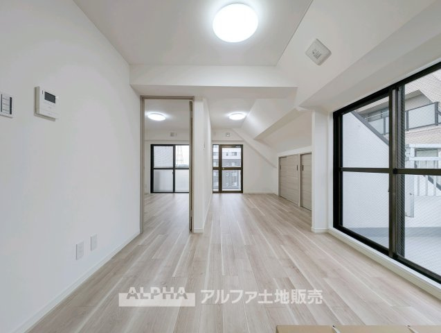 ベルコート東中神の洋室|◆洋室◆ベッドやデスクを配置しやすい洋室。寝室としてはもちろん、趣味や在宅ワークなど自分の時間を過ごす空間としても活用できます。