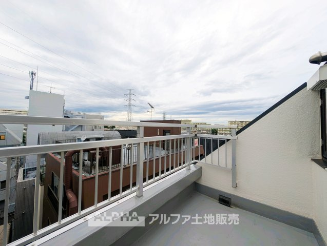 ベルコート東中神のバルコニー|【Balcony】
◆バルコニー◆合計9.20平米の2面バルコニーを備えた住戸。LDK側と洋室側から外へつながり、住まいに開放感を添えてくれます。