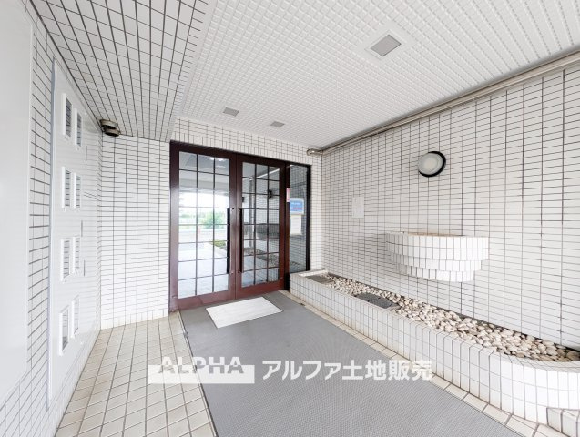 ベルコート東中神のエントランス|【lobby】
◆ロビー◆共用部は管理の行き届いた綺麗なスペース。いつも明るく家族を、来客を出迎えてくれる大切な場所です。