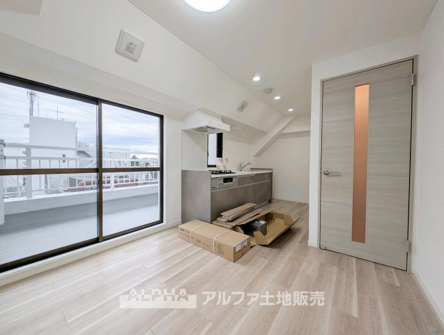 ベルコート東中神の居間・リビング|【Open Living】
◆リビング◆大きな窓から光を取り込むLDK。食事を楽しむダイニングスペースと、テレビやソファを置くくつろぎ空間をまとめて確保できます。
