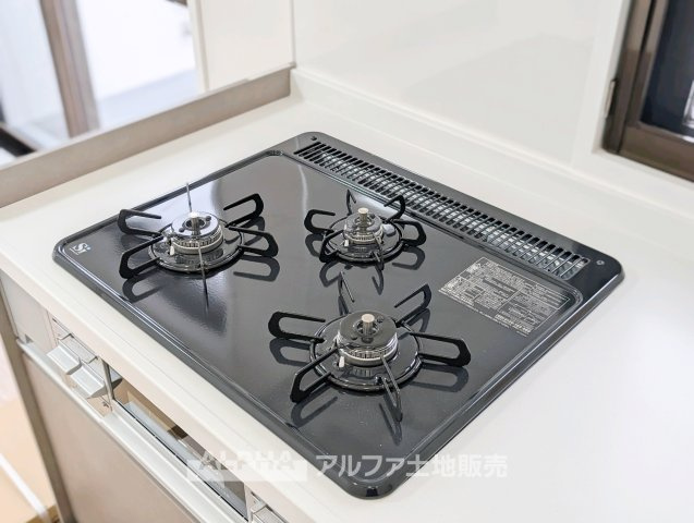 ベルコート東中神のキッチン|【Gas Stove】
◆ガスコンロ◆新品交換されたコンロを採用。複数の調理を効率よく進めやすく、毎日の料理から休日の作り置きまで活躍します。