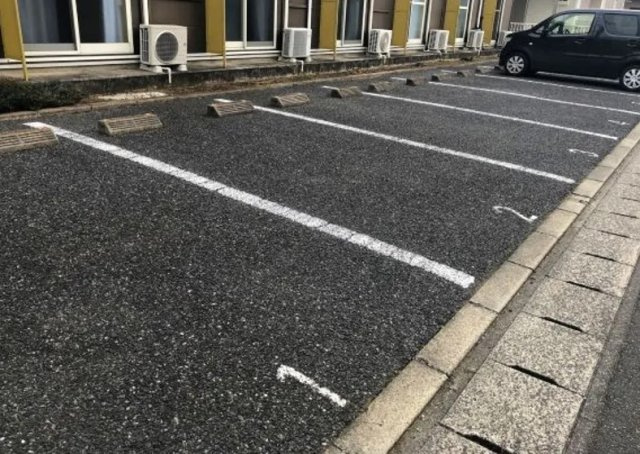 レオパレスシャルマンの駐車場