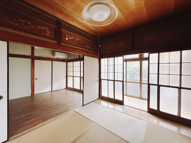【中古戸建】足利市宮北町の和室|■和室｜扉付きの和室なのでプライベートな空間にもなります。ご両親がお泊りになっても、ぬくもりを感じられる和室でゆっくりとお寛ぎいただけます♪
