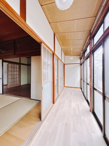 【中古戸建】足利市宮北町のその他|■縁側｜風通しがよく自然の風を取り込みやすい、外と中の”ちょうどいい中間空間”で季節を感じながらゆったり過ごせる癒しのリラックススペースです♪