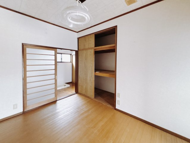 【中古戸建】足利市宮北町の洋室|■洋室｜お子様の一人部屋にピッタリな洋室。木のぬくもりを感じるフローリングは、天然木の味わいが時とともに深みを増していきます。また、傷にも強く、フリーワックスでお手入れもラクラクです♪
