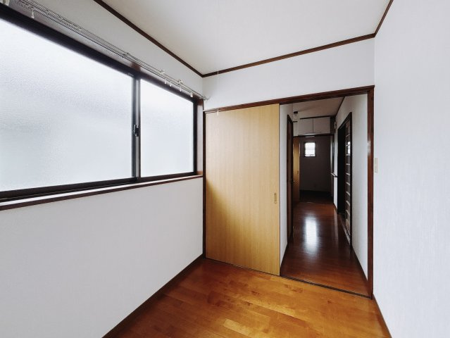 【中古戸建】足利市宮北町の収納|■WIC｜お洋服はもちろん、使う頻度の少ない家具や小物・場所を取りがちな旅行用のスーツケースなどもしまえます。また、厚手のコートをしまっても充分な広さを堪能できるプランです♪