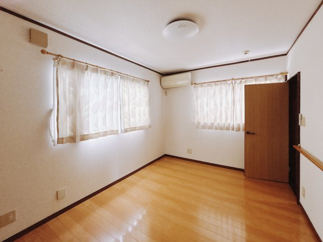【中古戸建】足利市宮北町の洋室|■洋室｜階洋室には大きな窓をご用意しています。日中はあたたかな日差し差し込み自分時間も充実できますね＾＾