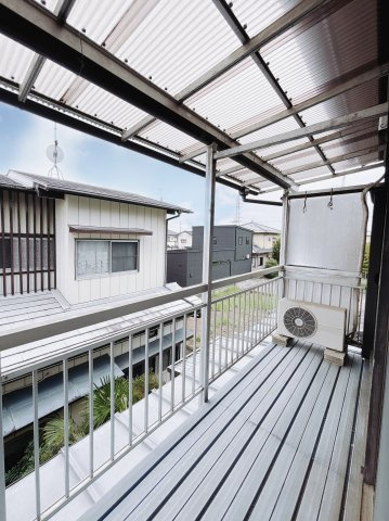【中古戸建】足利市宮北町のバルコニー|■バルコニー｜バルコニーから入る日差しは暖かく、爽快な朝の目覚めを促してくれます♪洗濯物やお布団を干して太陽の香りを吸い込んだお布団で夜はおやすみください。
