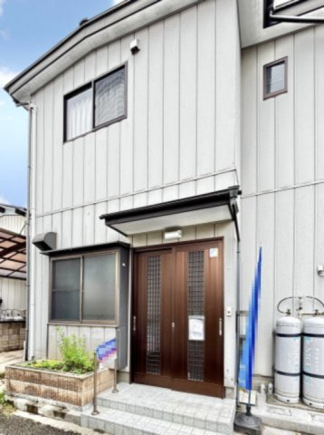 【中古戸建】足利市宮北町の外観|■外観｜土日のご見学はもちろん、平日・夜間のご案内も大歓迎です♪「今から見たい」や「仕事終わりに見たい」にもご対応できますのでお気軽にお問い合わせください♪