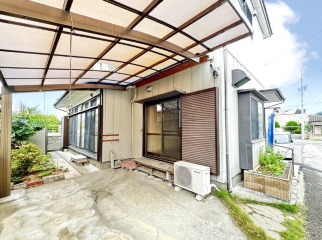 【中古戸建】足利市宮北町の外観|■外観｜ご自身やご家族・友人の愛車もしっかり守れるカーポート付き♪雨や雹も安心です！