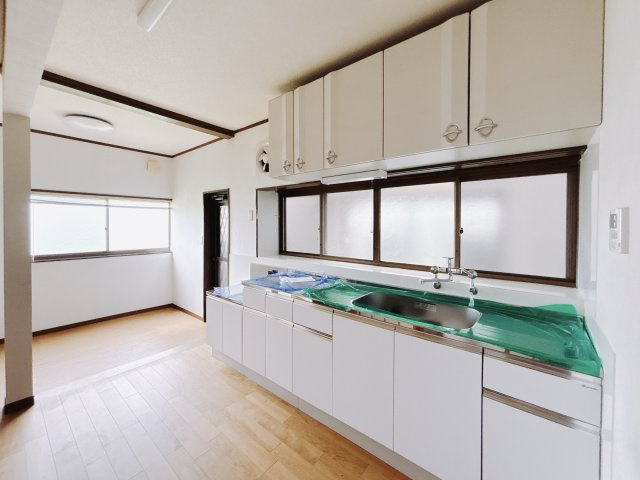 【中古戸建】足利市宮北町のキッチン|■キッチン｜キッチンの部屋が独立している為、お料理時の油の臭いや煙などが隣接するお部屋に充満しにくい造りとなっています♪