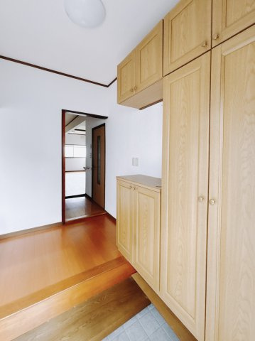 【中古戸建】足利市宮北町の玄関|■玄関｜家族みんなの靴が丸々しまえます♪これからお子様が大きくなっても安心ですね。靴をしまって、すっきりとした玄関で開放感も味わえます。