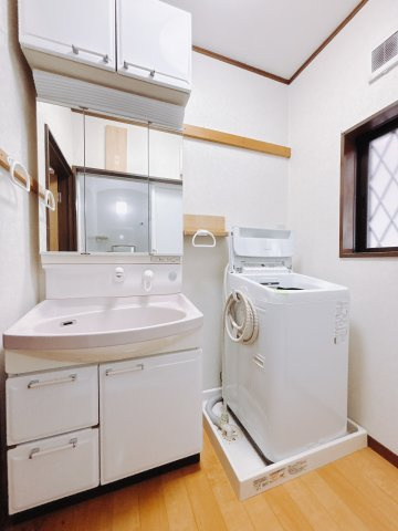 【中古戸建】足利市宮北町の独立洗面台|■洗面室｜三面鏡の洗面台は鏡の裏が収納ポケットになっているので、ヘアケア用品や歯ブラシなどでごちゃつきがちな洗面台周りがスッキリ片付きます。　