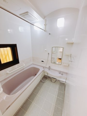 【中古戸建】足利市宮北町の浴室|■浴室｜足を伸ばしてゆったりと入浴ができる1坪タイプのバスルームです♪備え付けの棚には家族一人一人のシャンプーを分けて置くことができます♪バスルームをいつもすっきりと使えますね♪