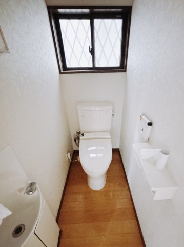 【中古戸建】足利市宮北町のトイレ|■トイレ｜自然光が入る落ち着いた空間で1階と2階にトイレがございます♪ついつい長居してしまいますね♪