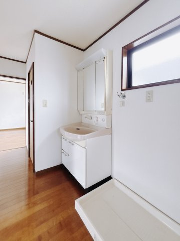 【中古戸建】足利市宮北町の独立洗面台|■独立洗面台｜2階にも独立洗面台がございます。朝の忙しい時間洗面台が混む心配無し♪