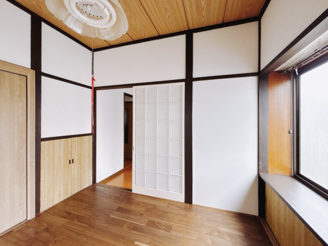 【中古戸建】足利市宮北町の洋室|■洋室｜木目調のフローリングは、ほっと心和む空間。様々な種類のインテリアグリーンを取り入れれば緑あふれる明るい空間にもなります。