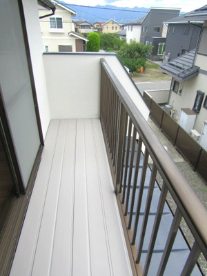 【バルコニー】 | 【再生住宅】　甲斐市西八幡 | 暖かな日差しのふりそそぐバルコニー