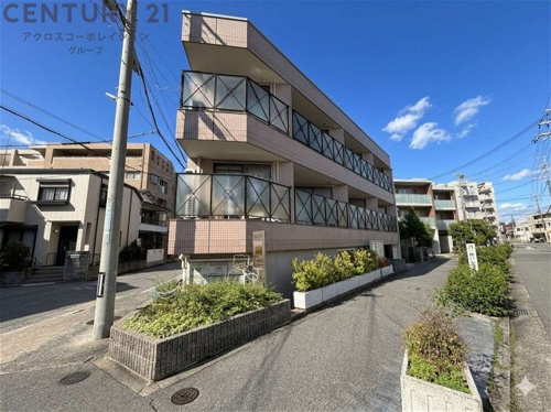 オートロックで外部の人間が簡単に出入りできないため安心です。