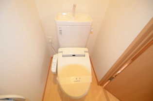温水洗浄便座付きのトイレです♪