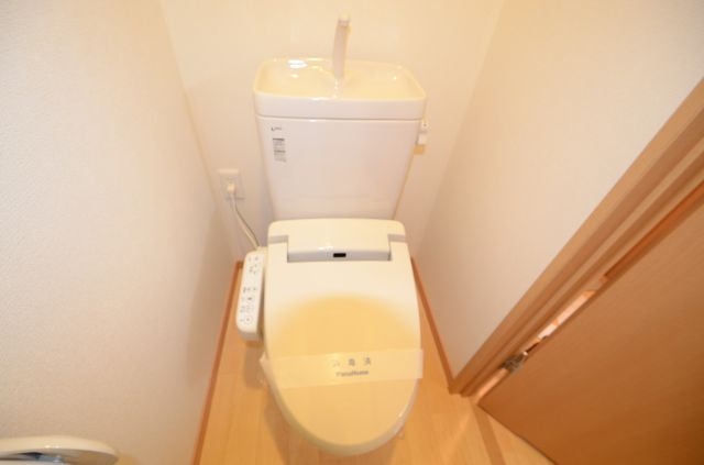 温水洗浄便座付きのトイレです♪