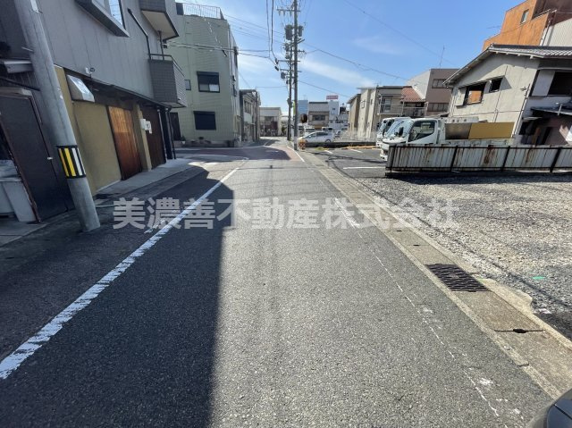 ６６７３０　岐阜市西野町５丁目土地の前面道路含む現地写真