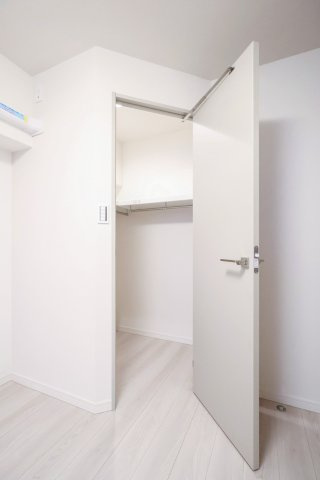 ライオンズマンション大森の収納|ライオンズマンション大森：ウォークインクローゼット画像です！