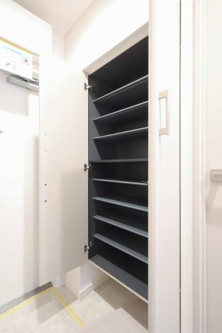 ライオンズマンション大森の玄関|ライオンズマンション大森：玄関にはシューズボックスがあり靴もスッキリ収納可能です！