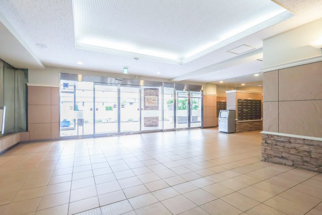 ライオンズマンション大森のエントランス|「大森海岸」駅徒歩４分！防犯カメラ付き新耐震基準適合大規模マンション、ライオンズマンション大森は即日現地案内可能となっておりますので、お気軽にお問い合わせください！
