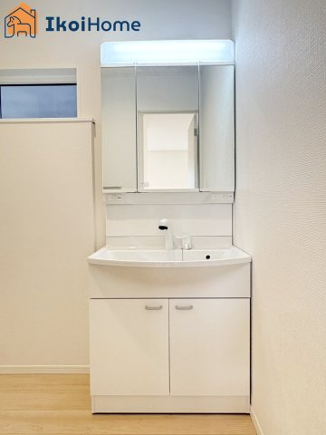 神戸市西区池上第4　新築戸建 全4棟 2号棟の洗面所|【ホームページに現地動画掲載中】●年中無休：当日予約可●洗面は便利な３面鏡。ゆったりワイドシンク仕様