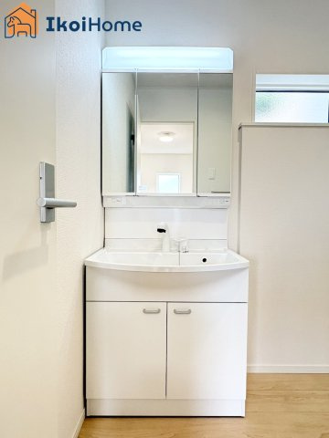神戸市西区池上第4　新築戸建 全4棟 3号棟の洗面所|【ホームページに現地動画掲載中】●年中無休：当日予約可●洗面は便利な３面鏡。ゆったりワイドシンク仕様
