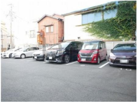 メゾンイグレックの駐車場
