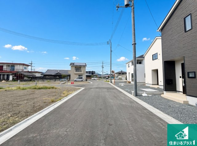 和歌山市新庄　第4期　新築一戸建ての前面道路含む現地写真|周辺は閑静な住宅街！前面道路広々で車の出し入れも便利です。駐車が苦手な方でも安心して車庫入れできます！